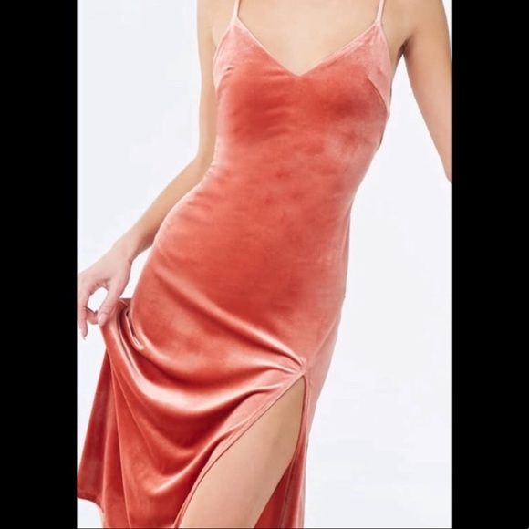 Forever 21 Dresses & Skirts - NWT VELVET MIDI DRESS🌷🍃